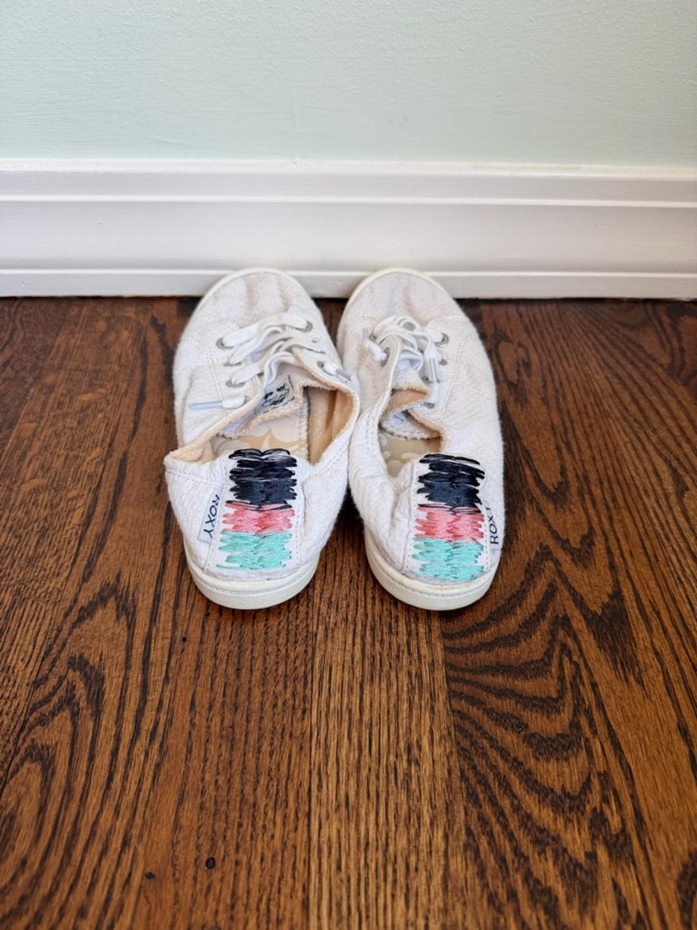 Roxy Women’s Size 8 White Canvas Sneakers with Pink & Teal Accent - Picture 3 of 9